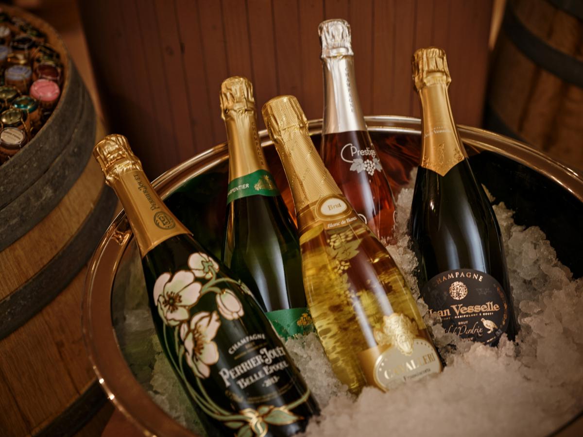 Bubbles in  the wine cellar: the classy aperitif.